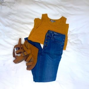 High waisted medium wash buttoned skinny jeans!!